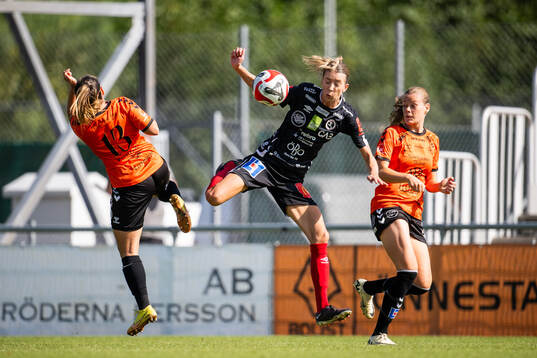 Kristianstads Emma Petrovic och KIF Örebros Wilma Öhman