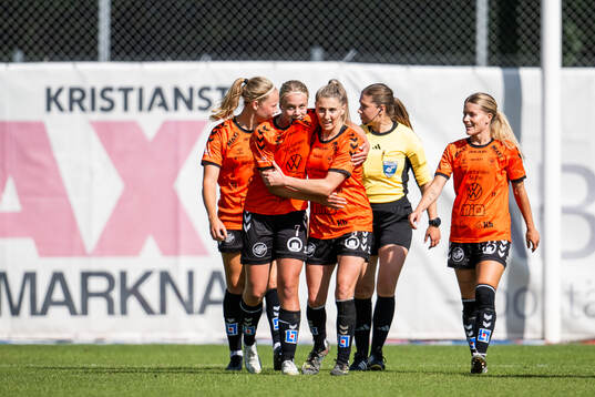 Kristianstads Katla Tryggvadottir och Remy Siemsen jublar