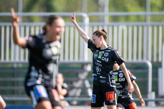 KIF Örebros Katla Maria Thordardottir jublar