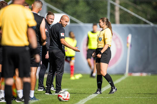 KIF Örebros tränare Rickard Johansson i samtal med Domare