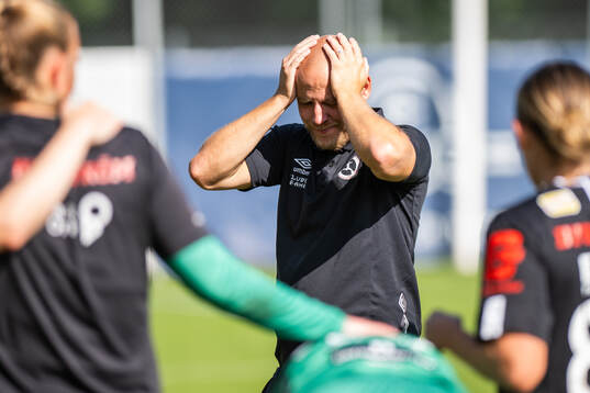 KIF Örebros tränare Rickard Johansson deppar