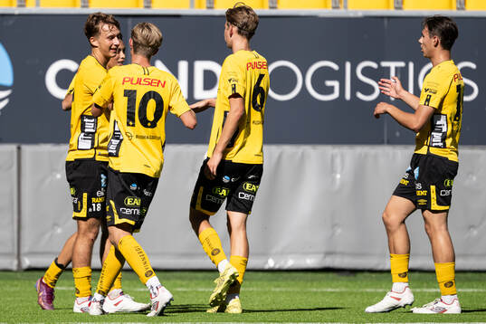 Elfsborgs Adam Wetterlov (v) jublar med lagkamrater