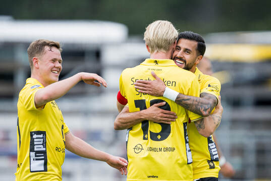 Elfsborgs Johan Larsson och Rami Kaib jublar