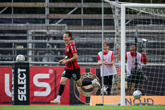 Brommapojkarnas Alex Timossi Andersson jublar