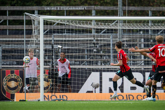 Brommapojkarnas Alex Timossi Andersson jublar