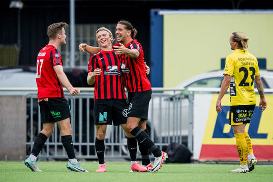 Brommapojkarnas Alexander Jensen och Nikola Vasic jublar