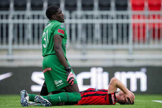 Brommapojkarnas målvakt Otega Ekperuoh och Kaare Brøckner