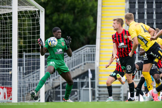 Brommapojkarnas målvakt Otega Ekperuoh