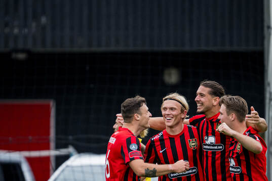 Brommapojkarnas Alexander Jensen jublar