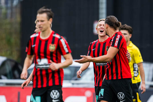 Brommapojkarnas Alexander Jensen jublar