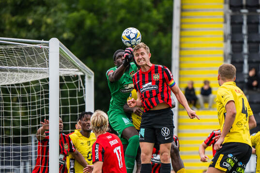 Brommapojkarnas målvakt Otega Ekperuoh och Wilmer Odefalk