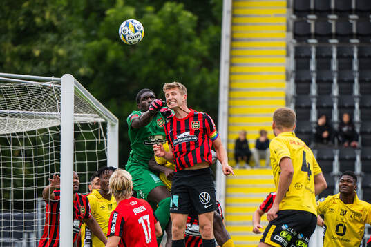 Brommapojkarnas målvakt Otega Ekperuoh och Wilmer Odefalk