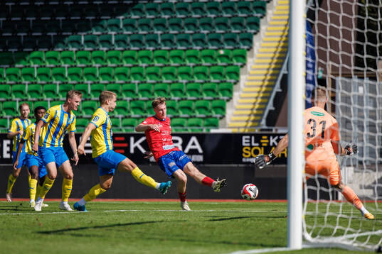 Tvååkers Oliver Brynéus gör 1-0