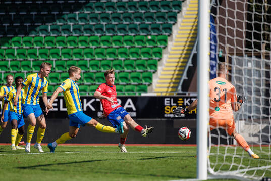 Tvååkers Oliver Brynéus gör 1-0