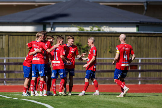Tvååkers Lukas Paulsén jublar med laget