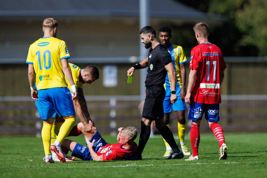 Domare Jasin Holmegren ger gult kort till Eskilsminnes