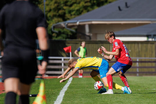Eskilsminnes Endrit Ibishi och Tvååkers Lukas Paulsén