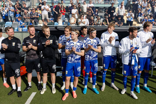 IFK Göteborgs spelare med en hyllning till Sven-Göran
