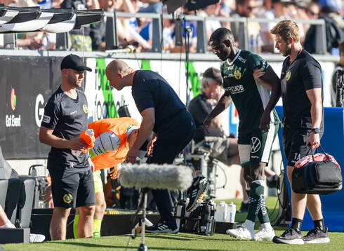 Hammarbys Ibrahima Breze Fofana lämnar planen