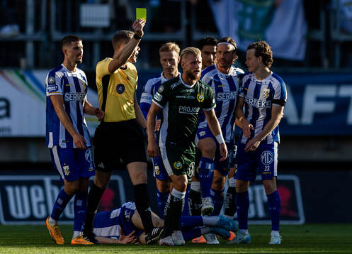 Hammarbys Simon Strand får en varning