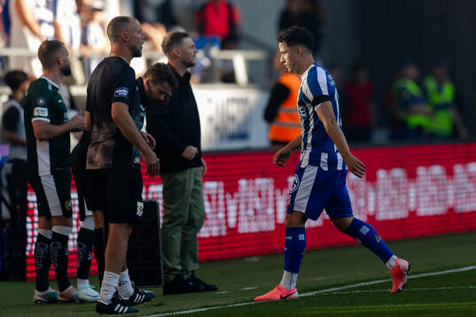IFK Göteborgs Hussein Carneil lämnar planen