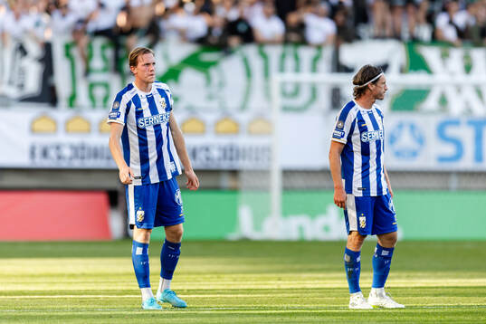 IFK Göteborgs Adam Carlén och Gustav Svensson deppar