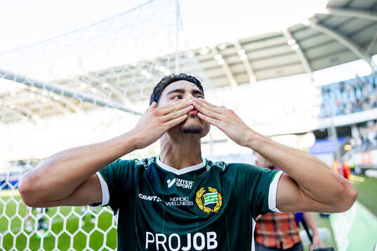 IFK Göteborgs Hussein Carneil lämnar planen