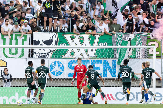 Hammarbys Jusef Erabi jublar över IFK Göteborgs  Gustav
