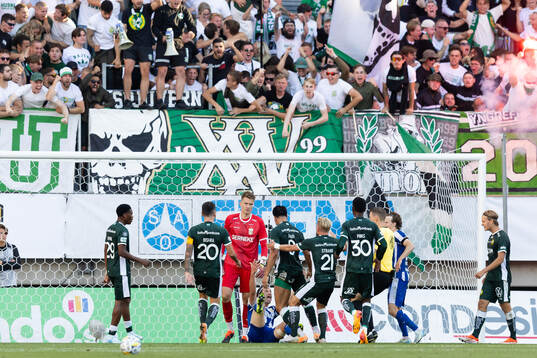 Hammarbys Jusef Erabi jublar över IFK Göteborgs  Gustav