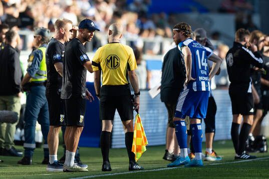 IFK Göteborgs spelarutvecklare Marcus Berg pratar med en