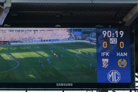 En skärm på Gamla Ullevi visar tillägstiden
