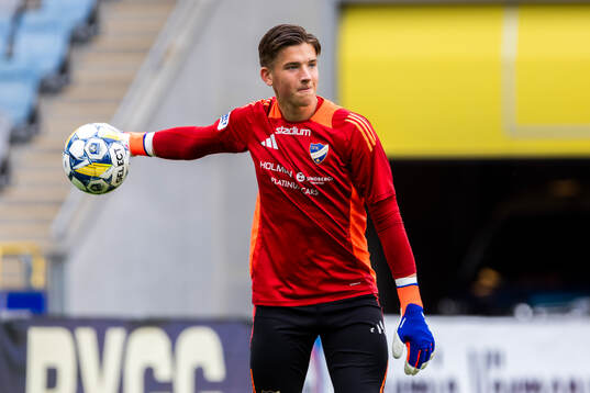 IFK Norrköpings målvakt David Andersson på uppvärmningen