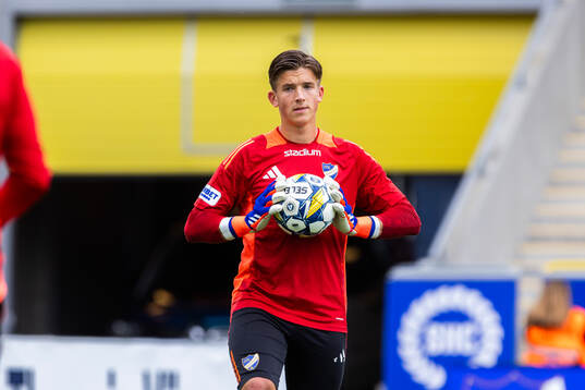 IFK Norrköpings målvakt David Andersson på uppvärmningen