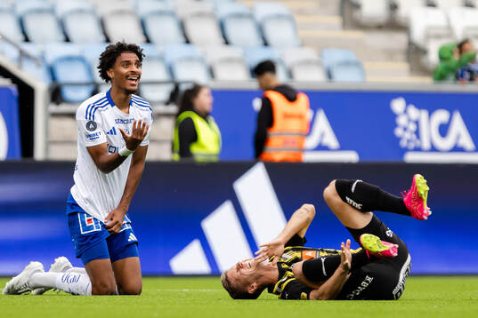 IFK Norrköpings Jesper Ceesay och Häckens Samuel Leach