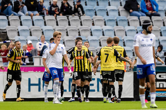 Häckens spelare jublar med Ali Youssef