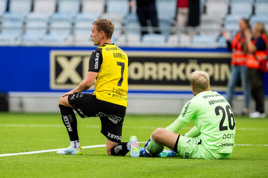 Häckens Jacob Barret Laursen och målvakt Peter