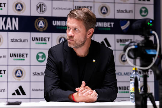 Häckens tränare Pål Arne Johansen på presskonferensen