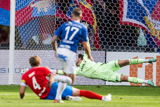 Trelleborgs Filip Bohman gör 0-2 bakom Helsingborgs