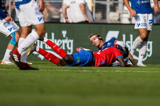 Trelleborgs Tobias Karlsson och Helsingborgs Chisomnazu
