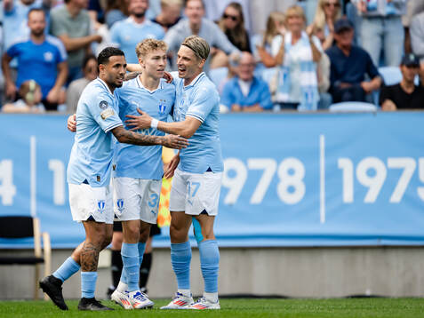 Malmö FFs Hugo Bolin jublar med Sergio Pena och Jens