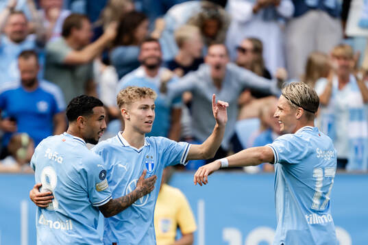Malmö FFs Hugo Bolin jublar med Sergio Pena och Jens