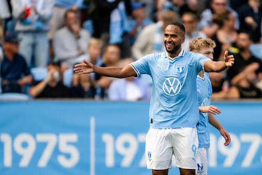 Malmö FFs Isaac Kiese Thelin och Hugo Bolin jublar