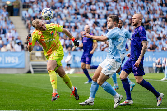 Djurgårdens målvakt Jacob Rinne och Malmö FFs Gabriel