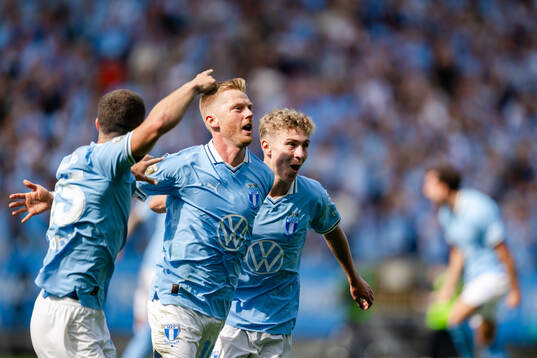 Malmö FFs Anders Christiansen jublar med Hugo Bolin
