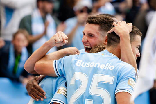 Malmö FFs Lasse Berg Johnsen jublar med Hugo Bolin