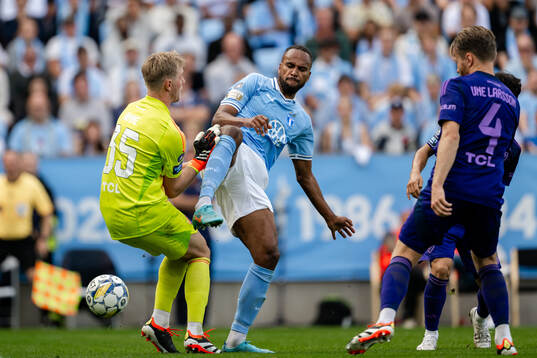 Djurgårdens målvakt Jacob Rinne och Malmö FFs Isaac