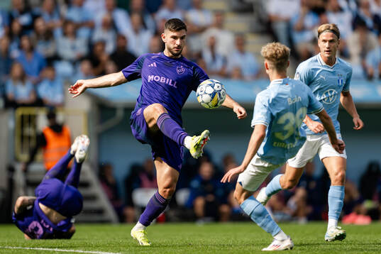 Djurgårdens Besard Sabovic och Malmö FFs Hugo Bolin