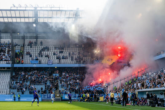 Djurgårdens supportrar med bengaler