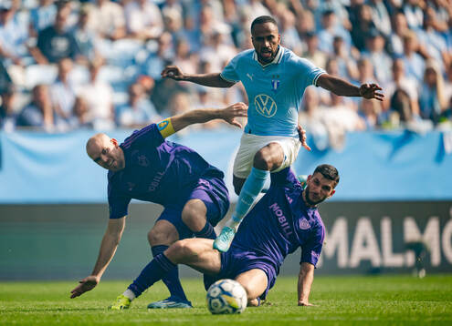 Malmö FFs Isaac Kiese Thelin i en kamp mot Djurgårdens