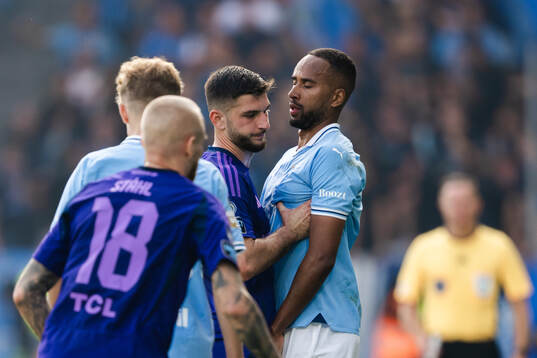 Djurgårdens Besard Sabovic och Malmö FFs Isaac Kiese